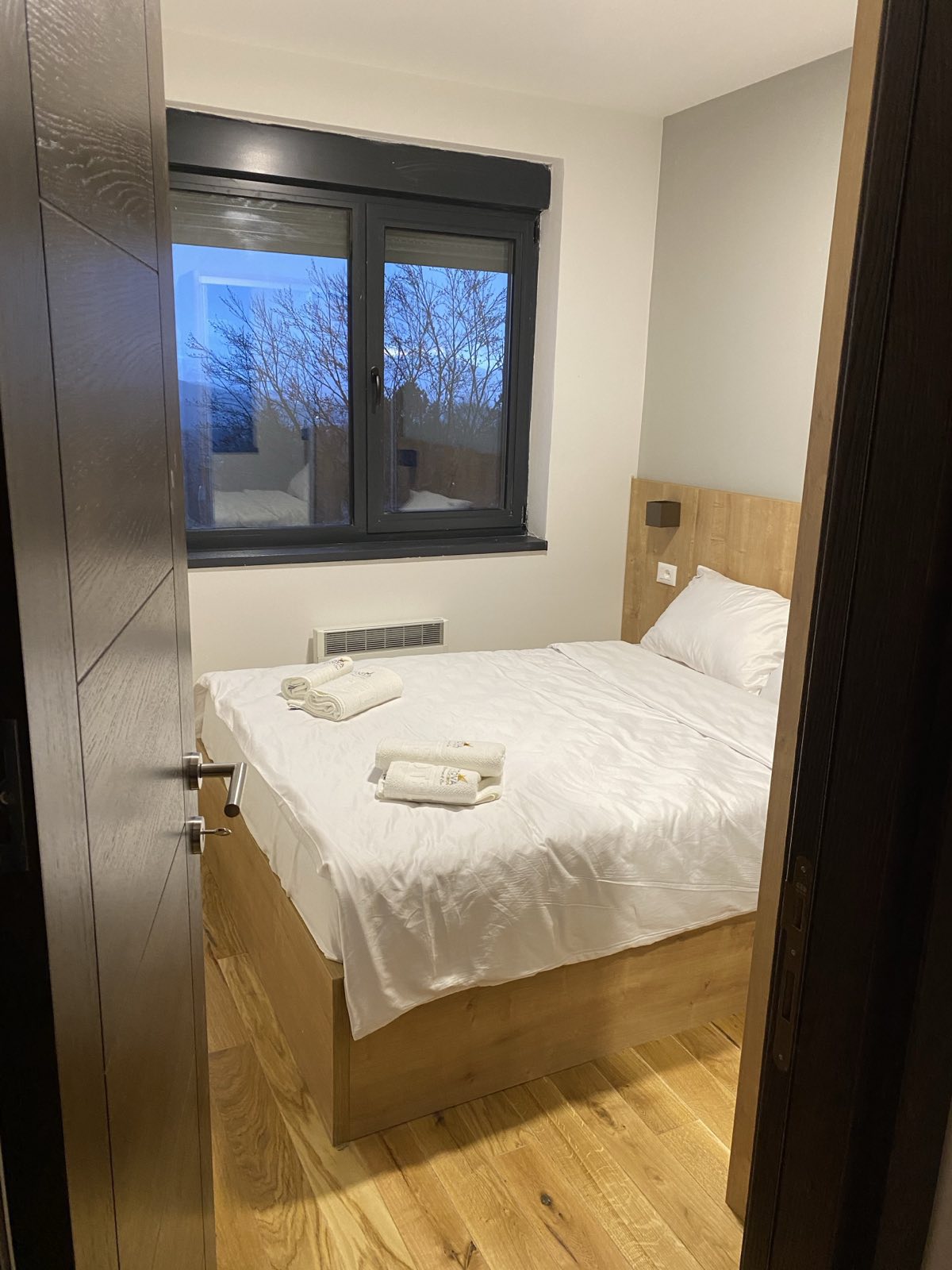 Spavaća soba s bračnim krevetom